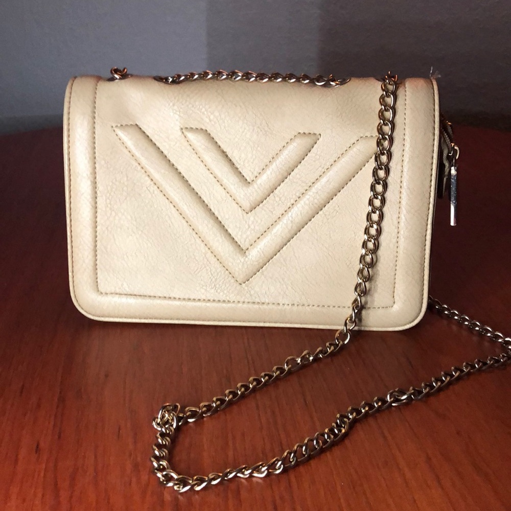 Chained shoulder bag with double zipped pockets